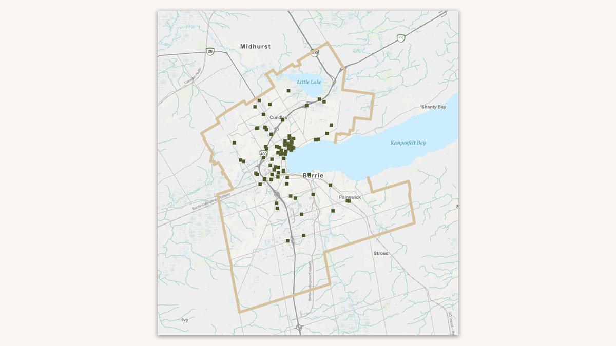 Map with scattered green markers showing the distribution of encampments in Barrie near Kempenfelt Bay.