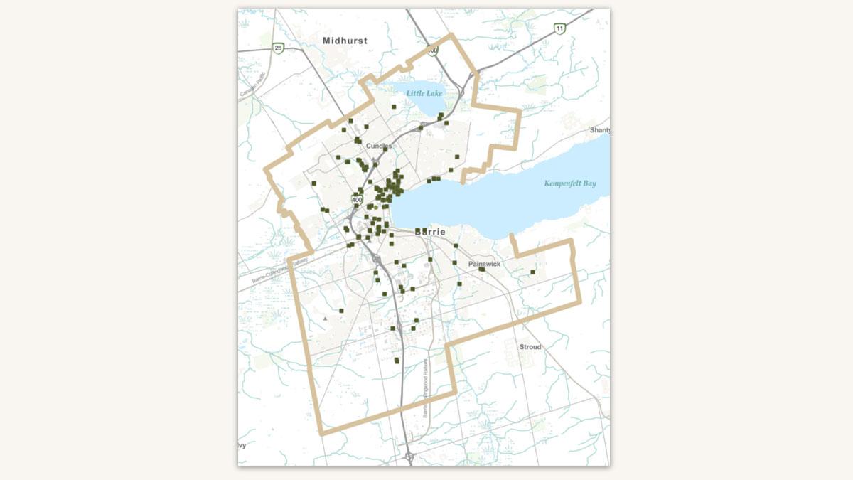 Map with scattered green markers showing the distribution of encampments in Barrie near Kempenfelt Bay.