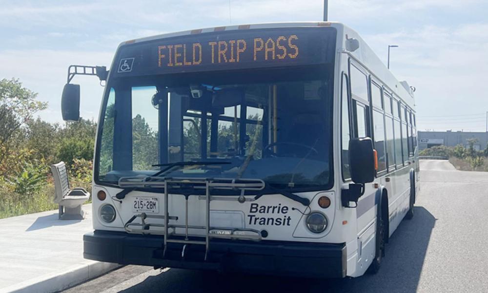 Barrie Transit bus with "Field Trip Pass" on digital display